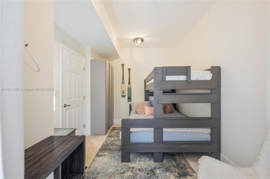 Laundry-room with closet and cabinets