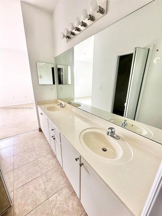 Active With Contract: $2,600 (2 beds, 2 baths, 1333 Square Feet)