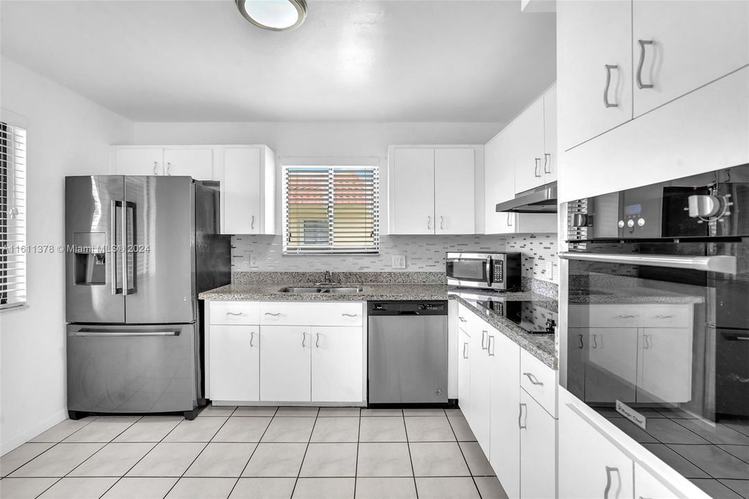 For Rent: $2,500 (2 beds, 2 baths, 1220 Square Feet)