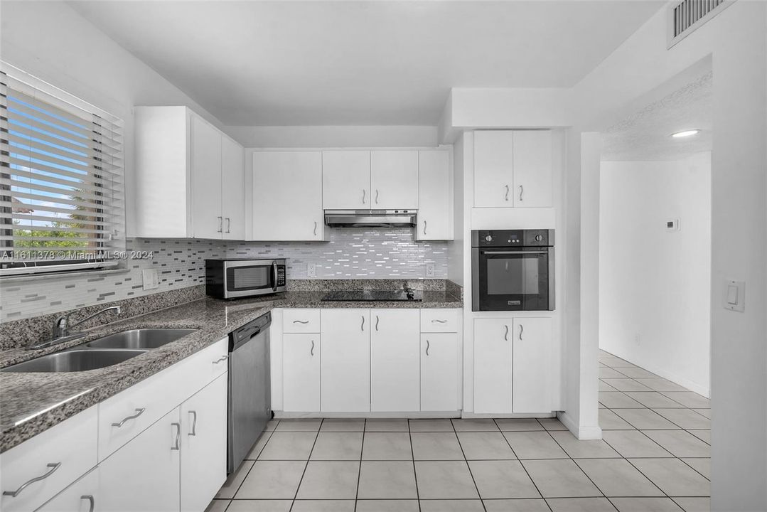 For Rent: $2,500 (2 beds, 2 baths, 1220 Square Feet)