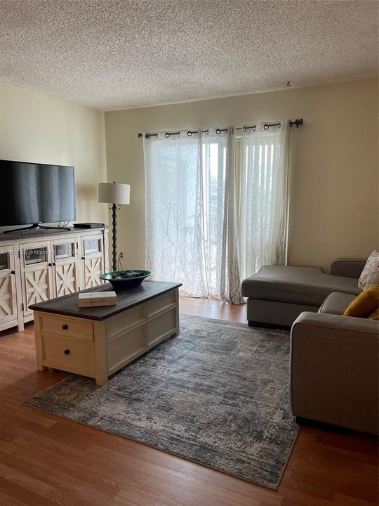 Active With Contract: $2,200 (2 beds, 2 baths, 1113 Square Feet)