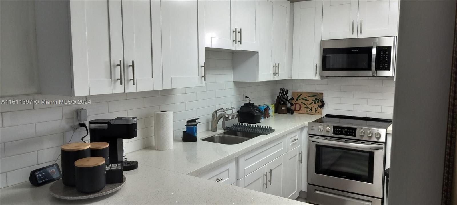 For Sale: $241,000 (2 beds, 1 baths, 998 Square Feet)