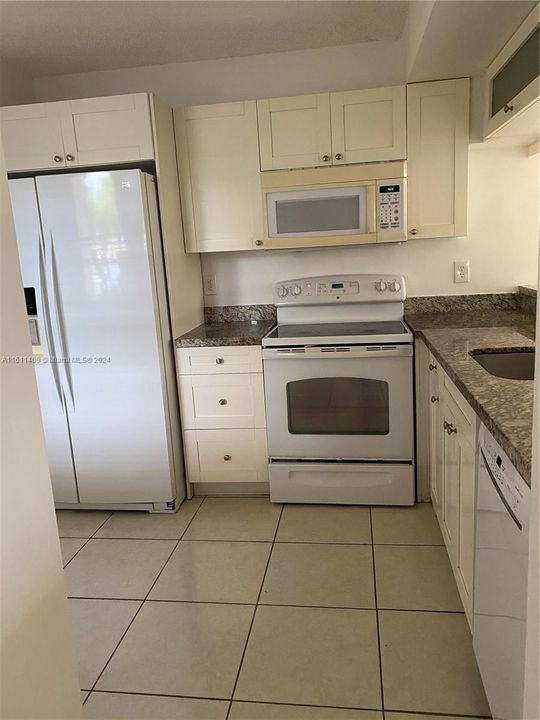 For Rent: $2,700 (2 beds, 2 baths, 1015 Square Feet)