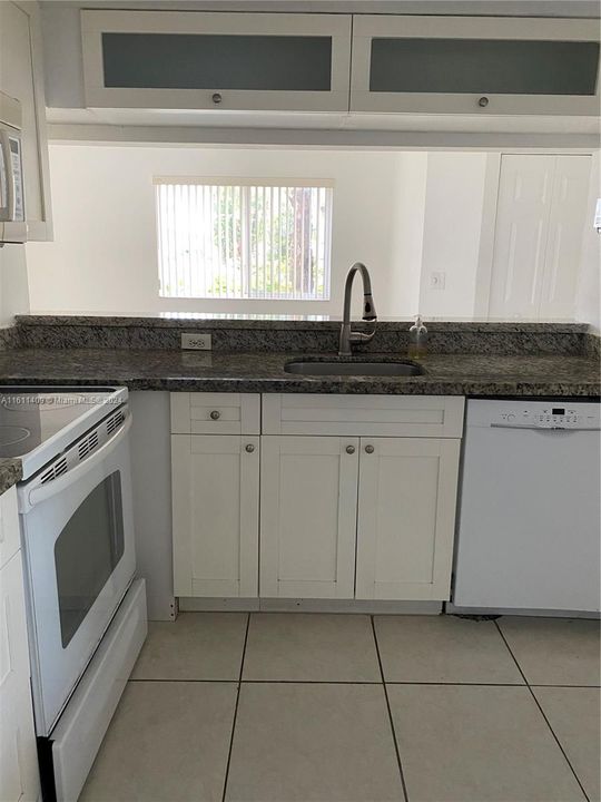 For Rent: $2,700 (2 beds, 2 baths, 1015 Square Feet)