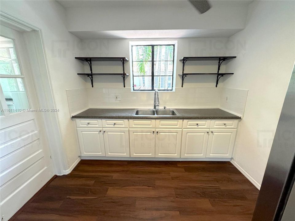 Active With Contract: $3,995 (2 beds, 1 baths, 1592 Square Feet)