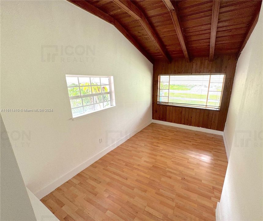 Activo con contrato: $3,995 (2 camas, 1 baños, 1592 Pies cuadrados)