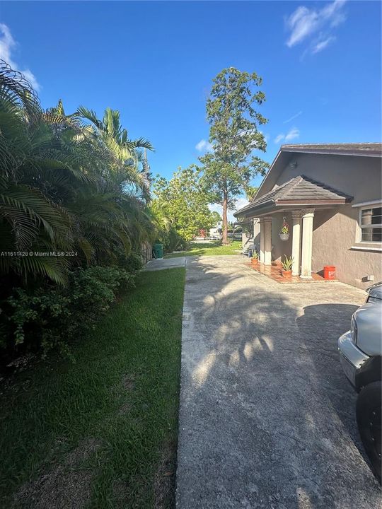 Active With Contract: $850,000 (3 beds, 3 baths, 2463 Square Feet)