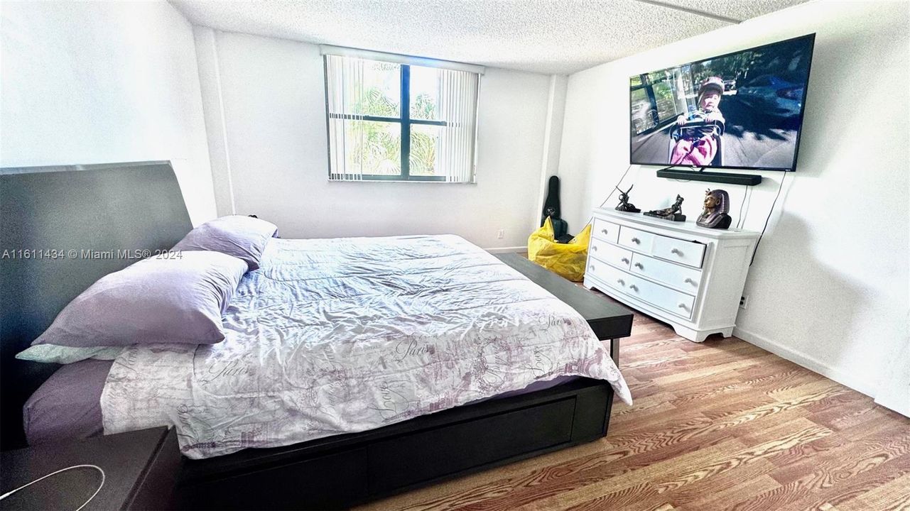 For Sale: $275,000 (2 beds, 2 baths, 1190 Square Feet)