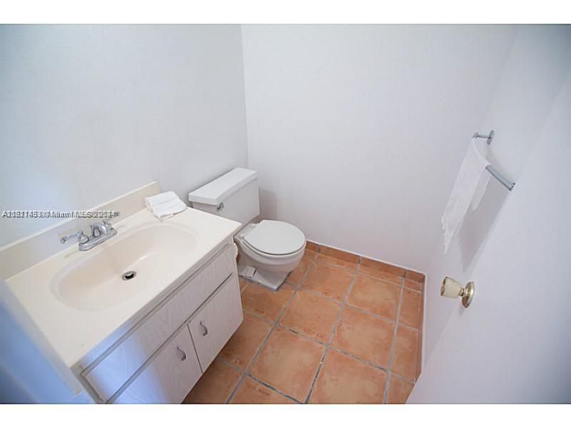 For Sale: $270,000 (1 beds, 1 baths, 807 Square Feet)
