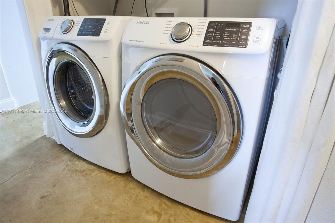 Samsung washer and dryer pair included