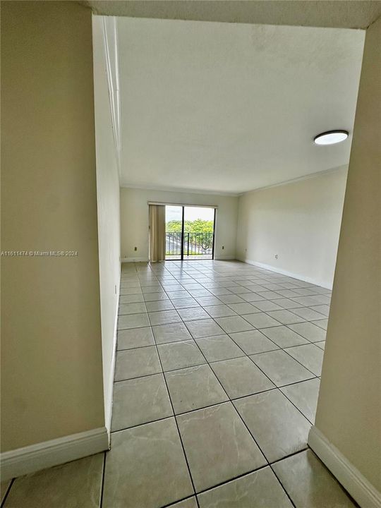 For Rent: $1,900 (1 beds, 1 baths, 770 Square Feet)