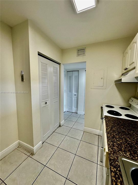 For Rent: $1,900 (1 beds, 1 baths, 770 Square Feet)