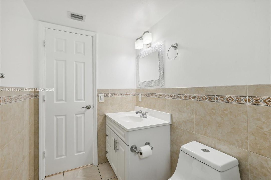 For Sale: $250,000 (2 beds, 1 baths, 805 Square Feet)