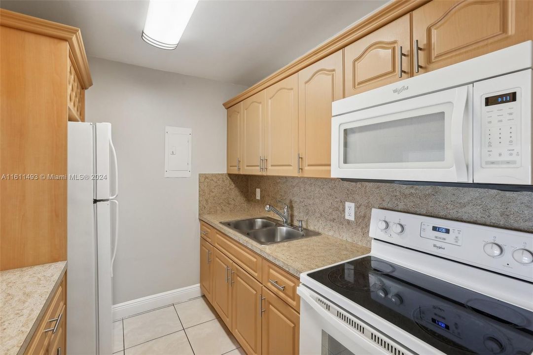 For Sale: $250,000 (2 beds, 1 baths, 805 Square Feet)