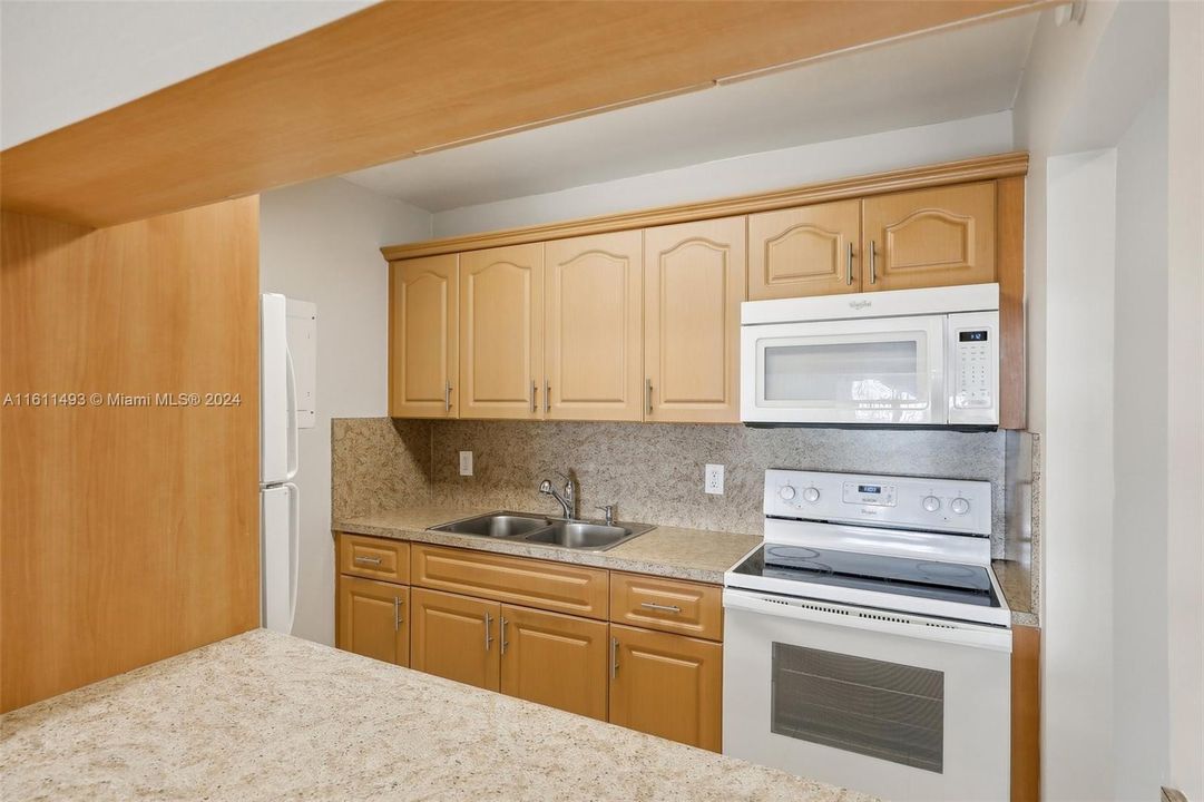 For Sale: $250,000 (2 beds, 1 baths, 805 Square Feet)