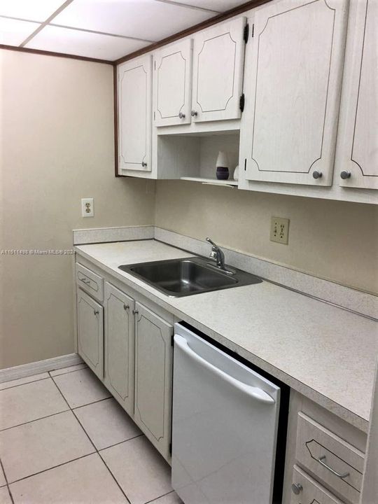 For Rent: $2,300 (2 beds, 2 baths, 906 Square Feet)