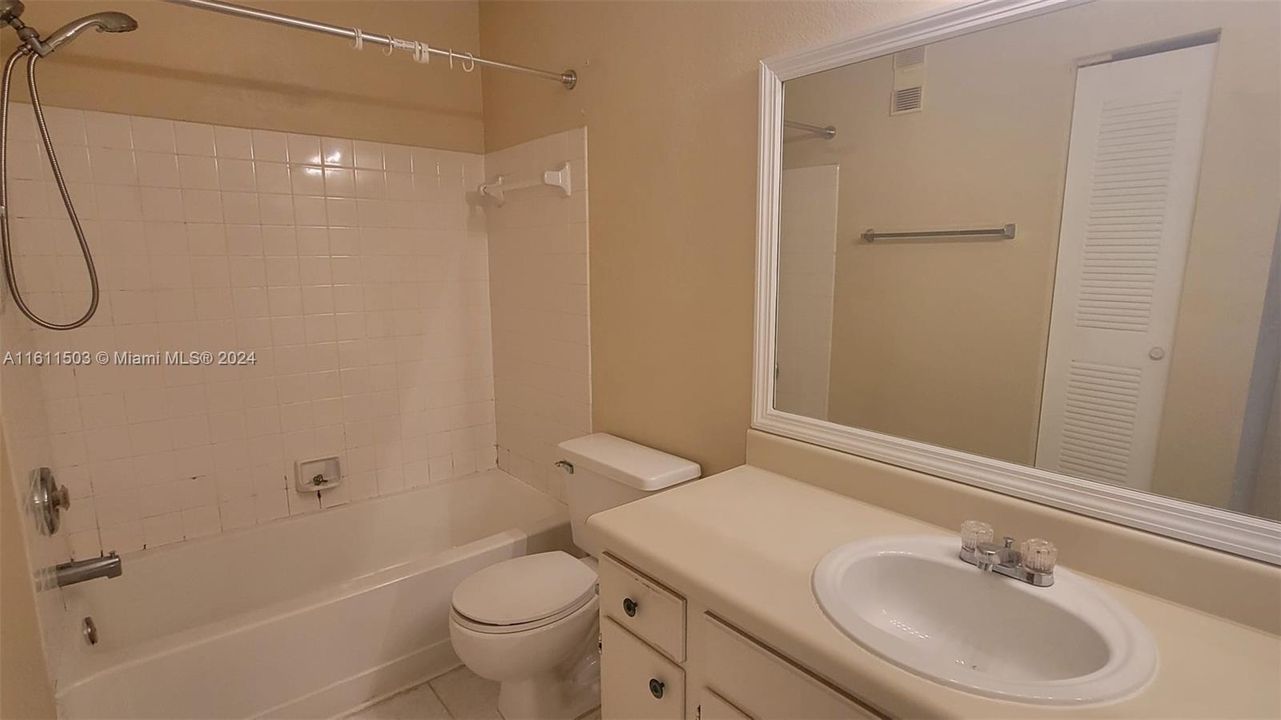 For Sale: $190,000 (1 beds, 1 baths, 712 Square Feet)