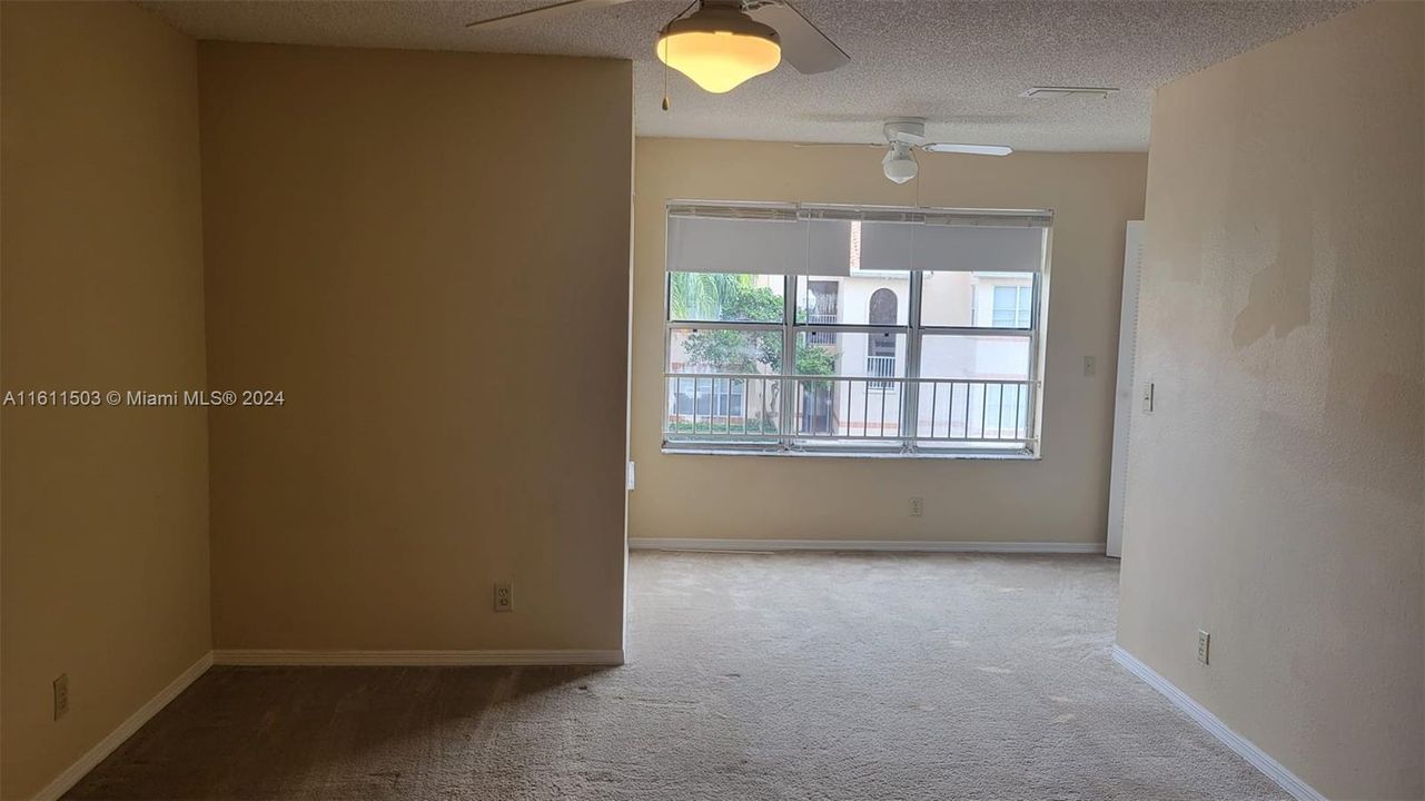 For Sale: $190,000 (1 beds, 1 baths, 712 Square Feet)