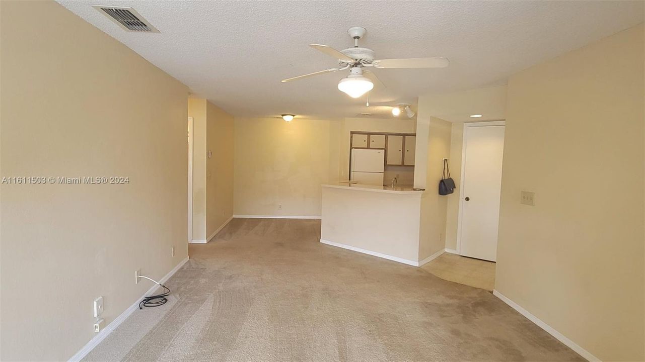 For Sale: $190,000 (1 beds, 1 baths, 712 Square Feet)