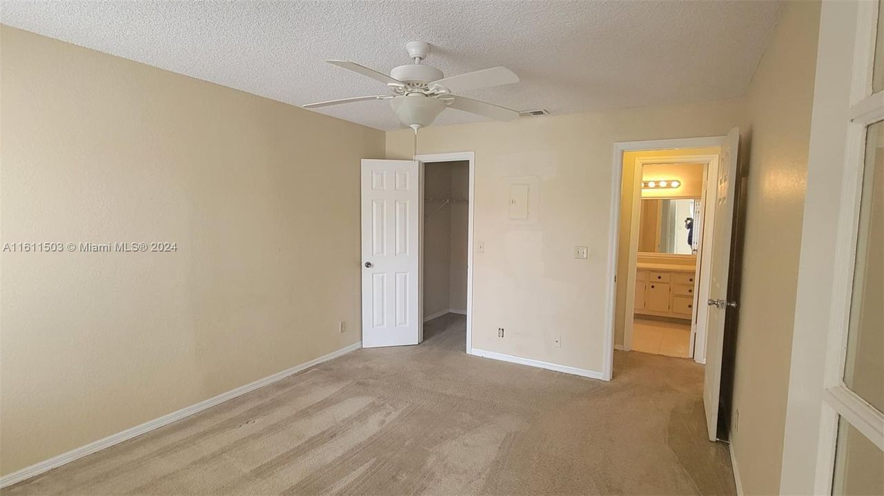 For Sale: $190,000 (1 beds, 1 baths, 712 Square Feet)