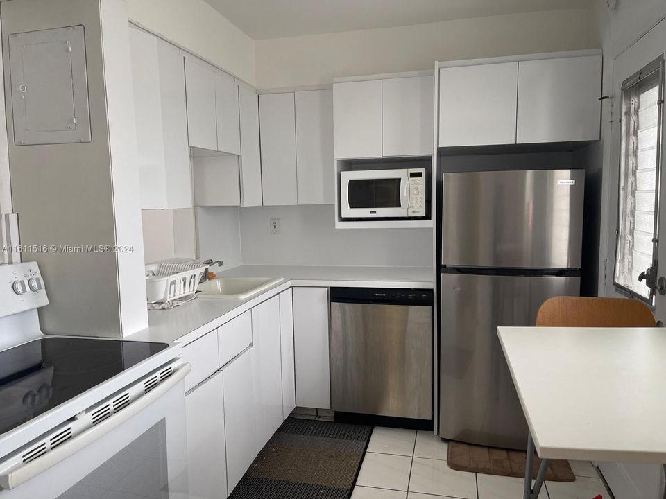 Active With Contract: $1,800 (1 beds, 1 baths, 0 Square Feet)