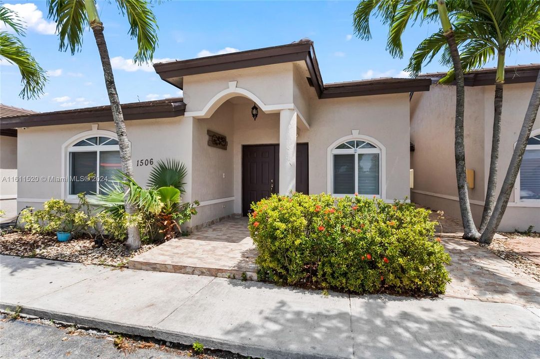 Active With Contract: $3,200 (3 beds, 2 baths, 1261 Square Feet)