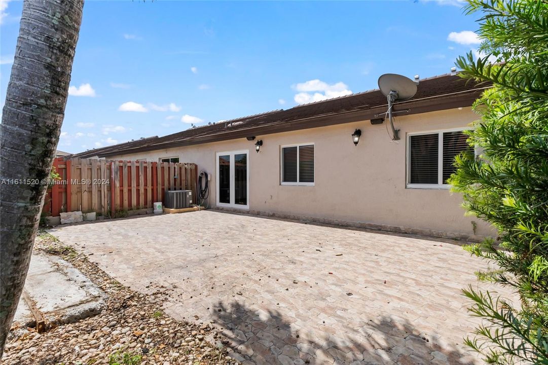 Active With Contract: $3,200 (3 beds, 2 baths, 1261 Square Feet)