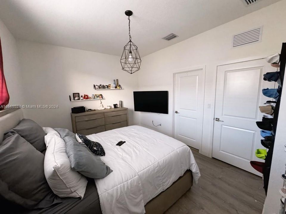 For Rent: $2,500 (2 beds, 2 baths, 1208 Square Feet)