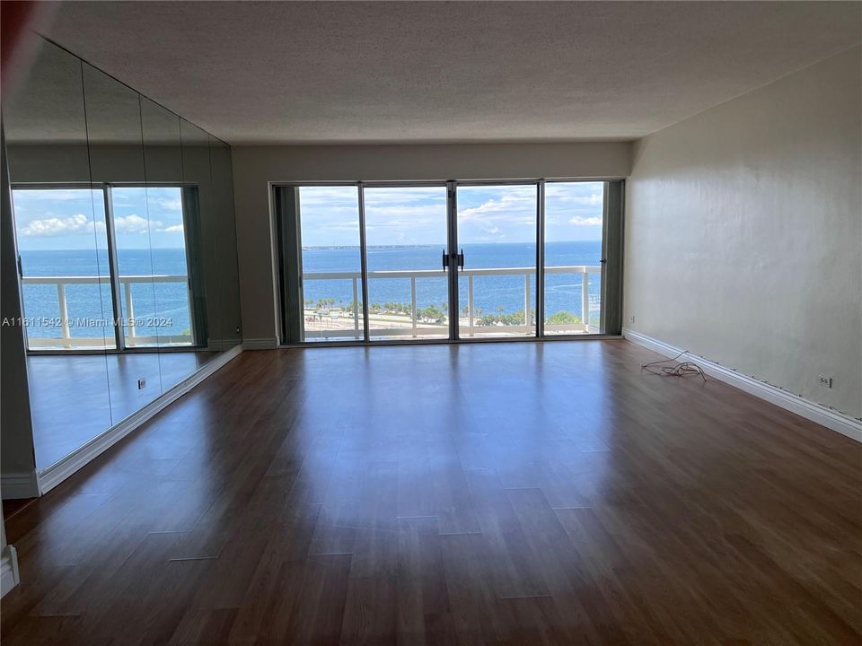 Active With Contract: $2,700 (1 beds, 1 baths, 998 Square Feet)