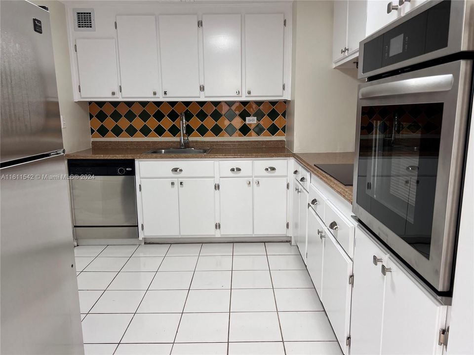 For Rent: $2,700 (1 beds, 1 baths, 998 Square Feet)