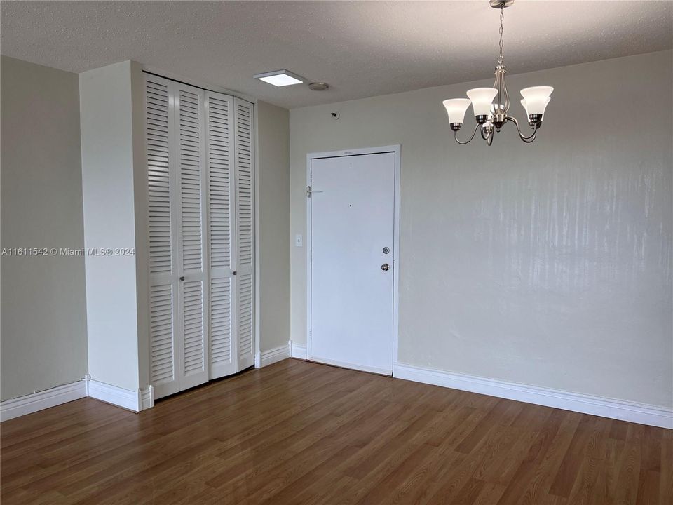 For Rent: $2,700 (1 beds, 1 baths, 998 Square Feet)