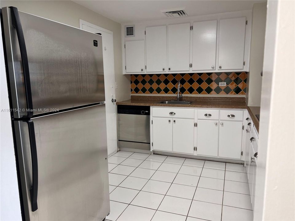 For Rent: $2,700 (1 beds, 1 baths, 998 Square Feet)