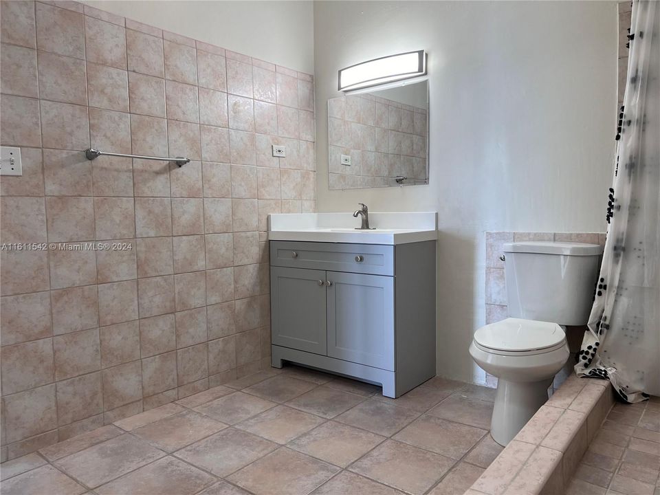 For Rent: $2,700 (1 beds, 1 baths, 998 Square Feet)