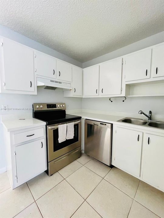 For Rent: $2,300 (2 beds, 2 baths, 1131 Square Feet)