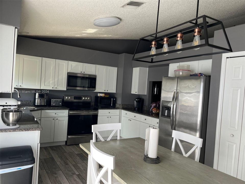 For Sale: $389,900 (3 beds, 2 baths, 1186 Square Feet)