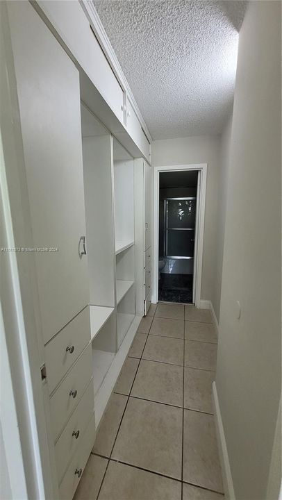 For Rent: $1,800 (1 beds, 1 baths, 714 Square Feet)