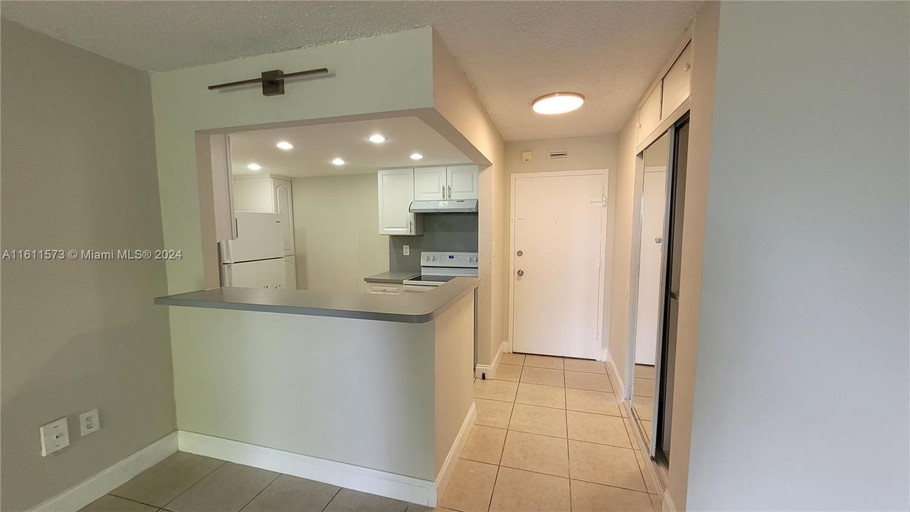 For Rent: $1,800 (1 beds, 1 baths, 714 Square Feet)