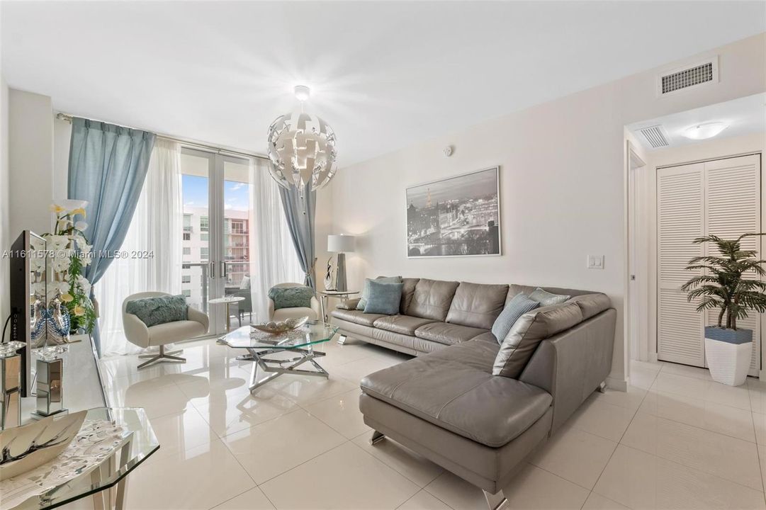 For Sale: $485,000 (2 beds, 2 baths, 1244 Square Feet)