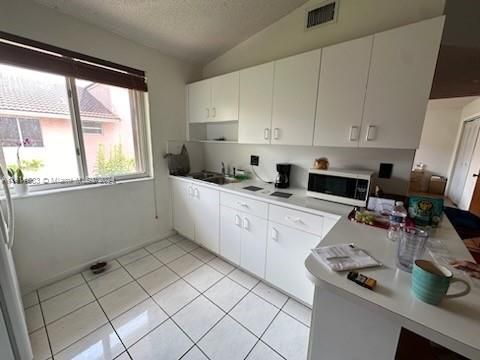 For Rent: $2,600 (2 beds, 2 baths, 857 Square Feet)