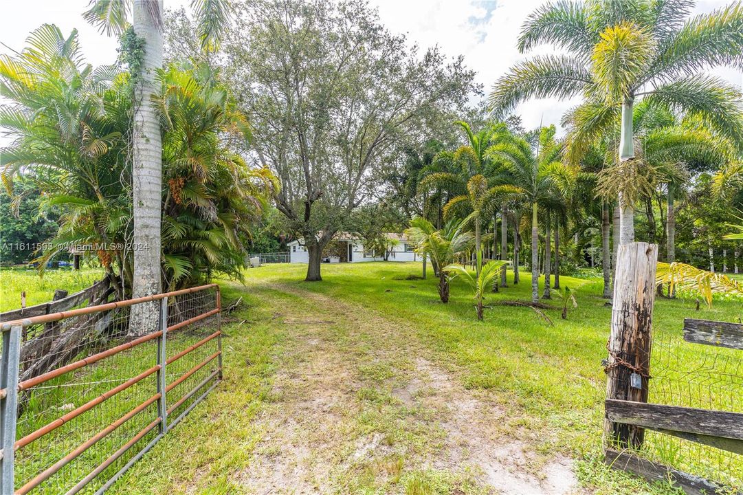 For Sale: $1,700,000 (4 beds, 2 baths, 1500 Square Feet)