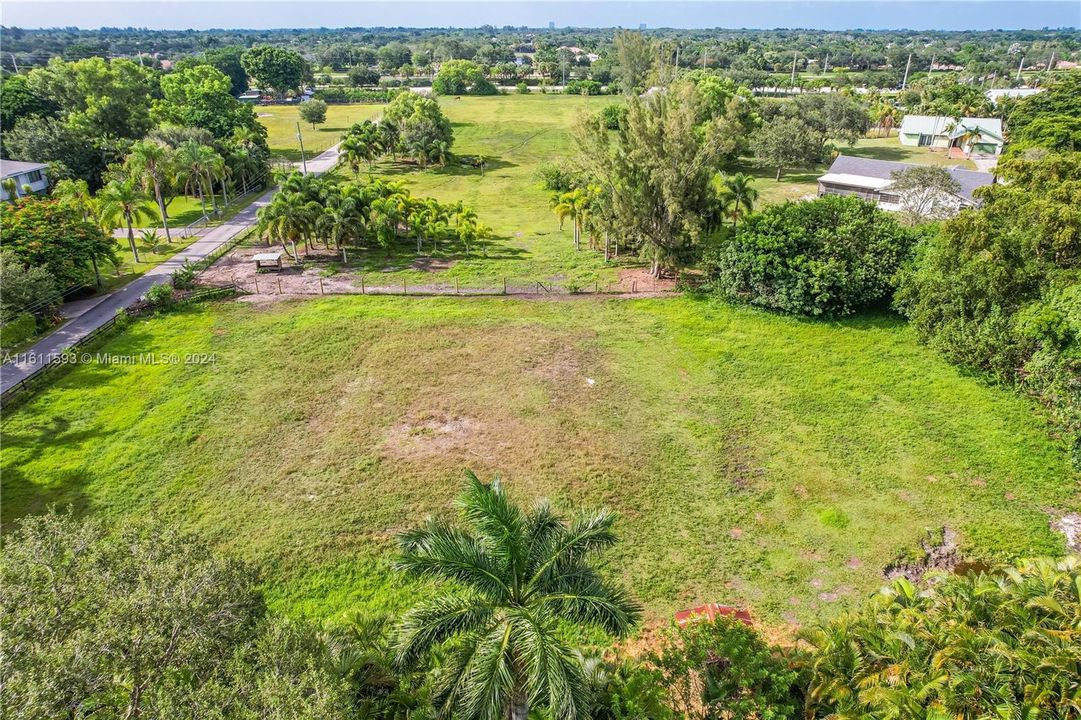 For Sale: $1,700,000 (4 beds, 2 baths, 1500 Square Feet)