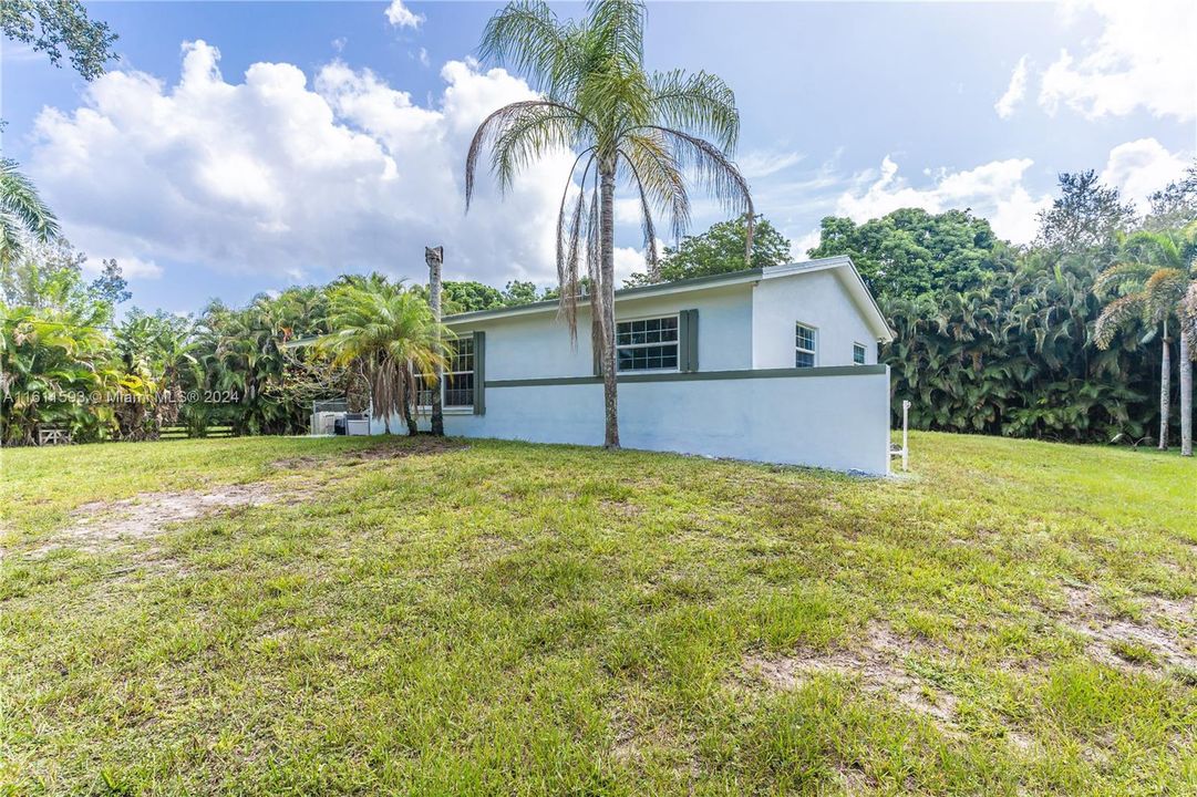 For Sale: $1,700,000 (4 beds, 2 baths, 1500 Square Feet)