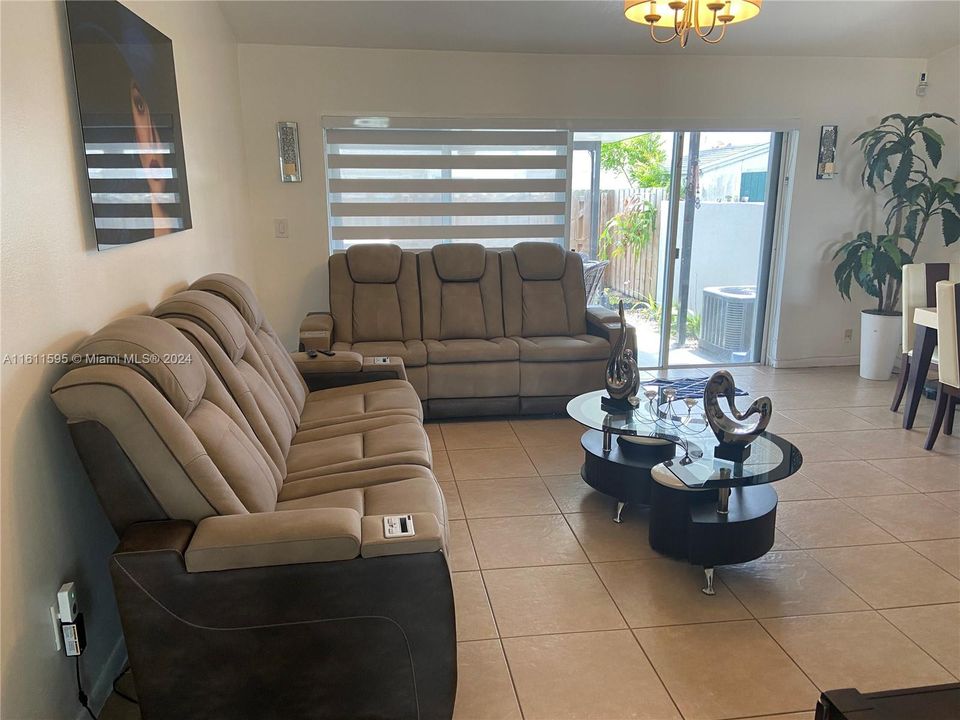 For Sale: $409,900 (2 beds, 2 baths, 1000 Square Feet)