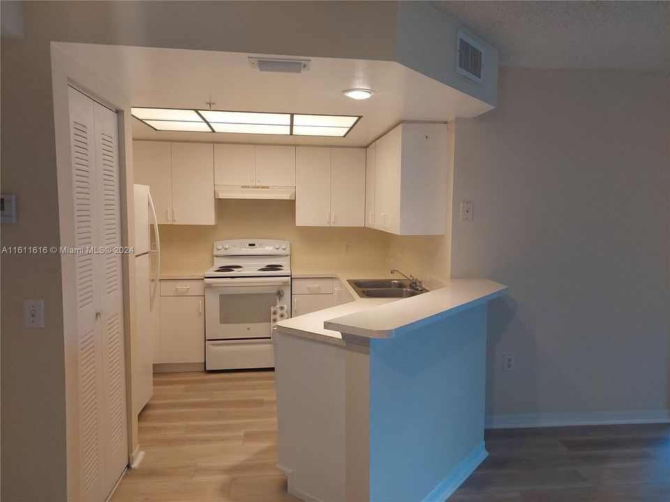 For Rent: $1,950 (2 beds, 2 baths, 1026 Square Feet)