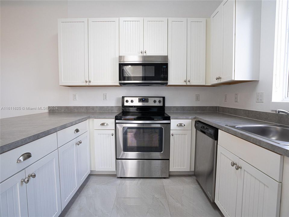 For Rent: $3,300 (3 beds, 2 baths, 1902 Square Feet)