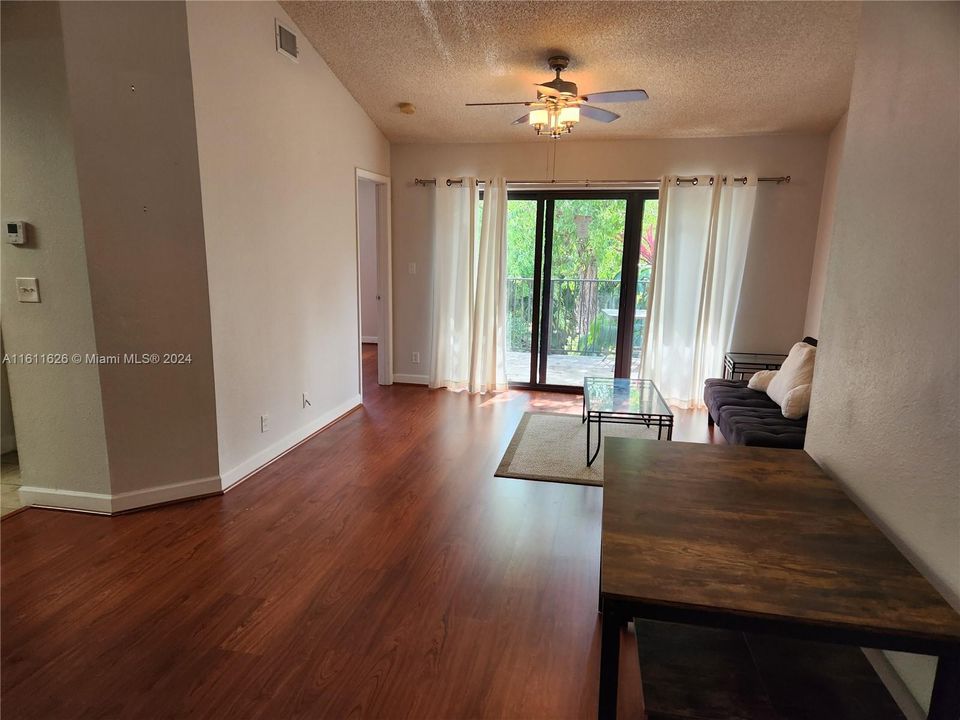 For Rent: $1,900 (1 beds, 1 baths, 777 Square Feet)