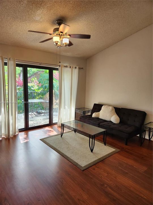 For Rent: $1,900 (1 beds, 1 baths, 777 Square Feet)