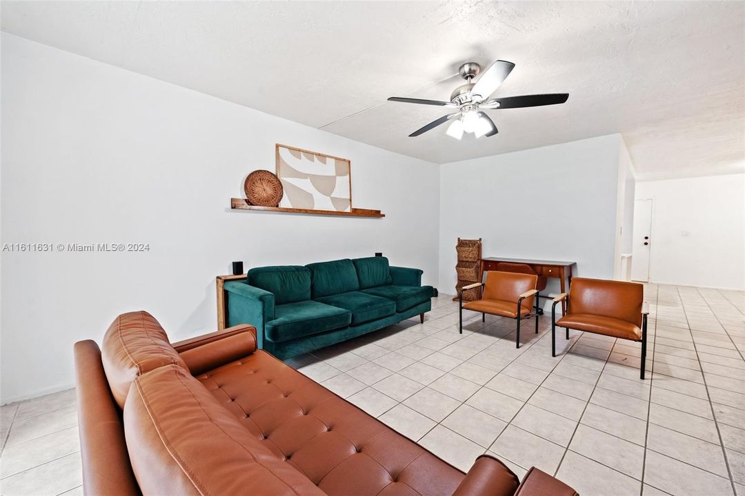 For Sale: $150,000 (1 beds, 1 baths, 960 Square Feet)