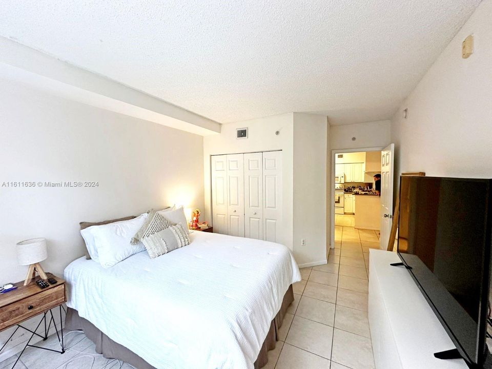 For Sale: $375,000 (1 beds, 1 baths, 741 Square Feet)