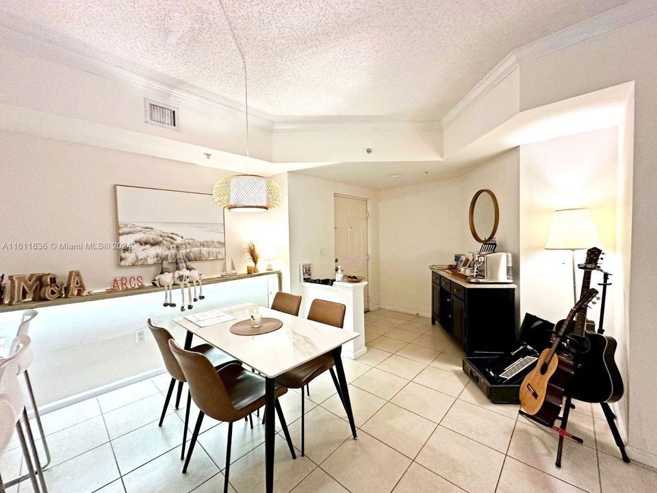 For Sale: $375,000 (1 beds, 1 baths, 741 Square Feet)